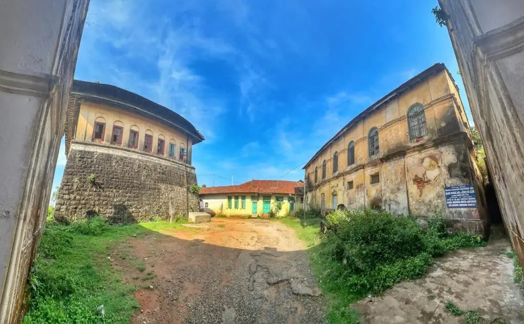 a fort between two buildings that are historical